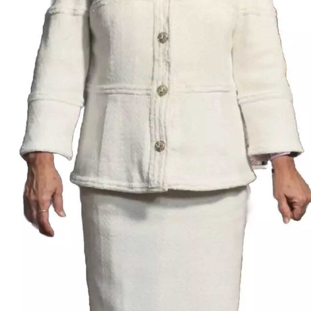 Chanel 2009 Cruise Skirt Suit FR46 Cream & Metallic Linen Blend w/ Ornate Button